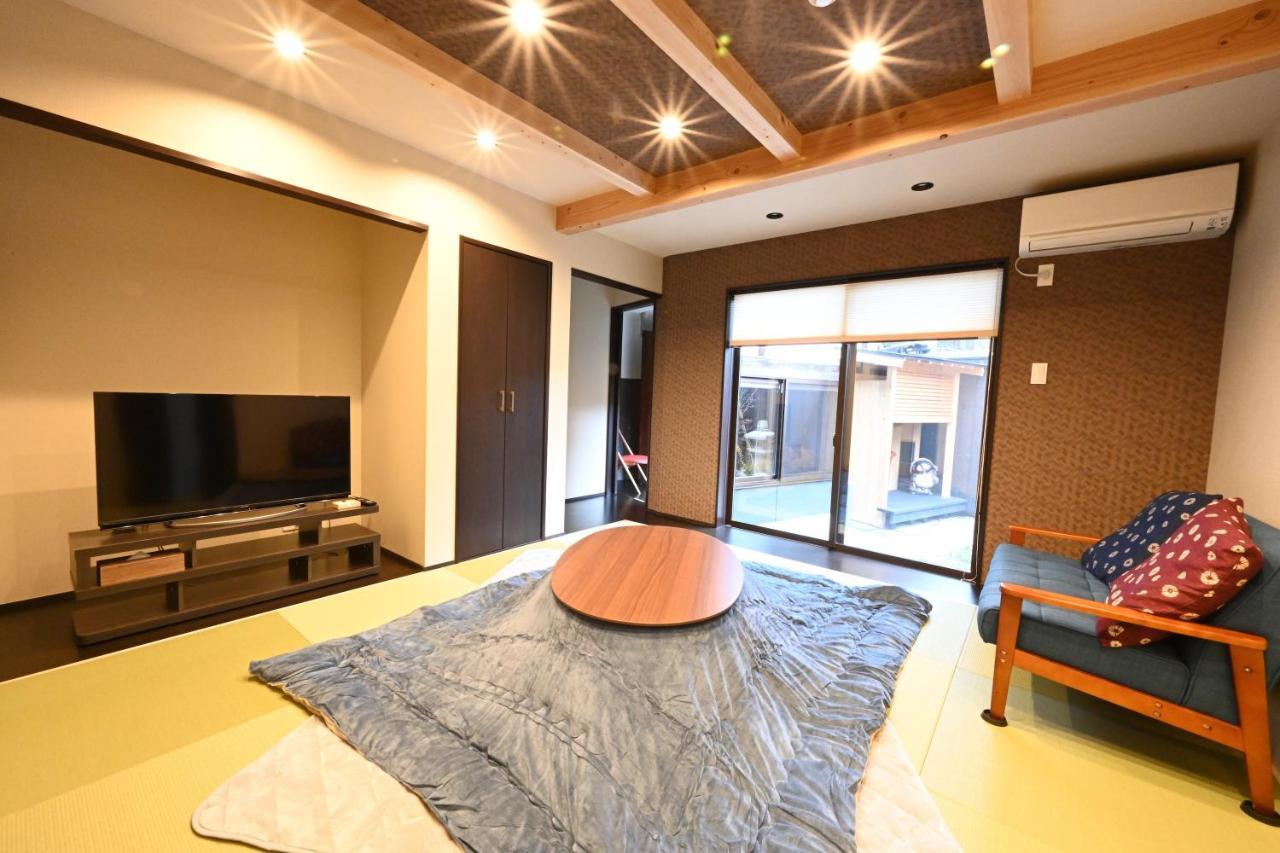 Manabi-Stay Takayama モダンな蔵ダイニングと半露天風呂付き古民家一棟貸切ホテル Exteriör bild